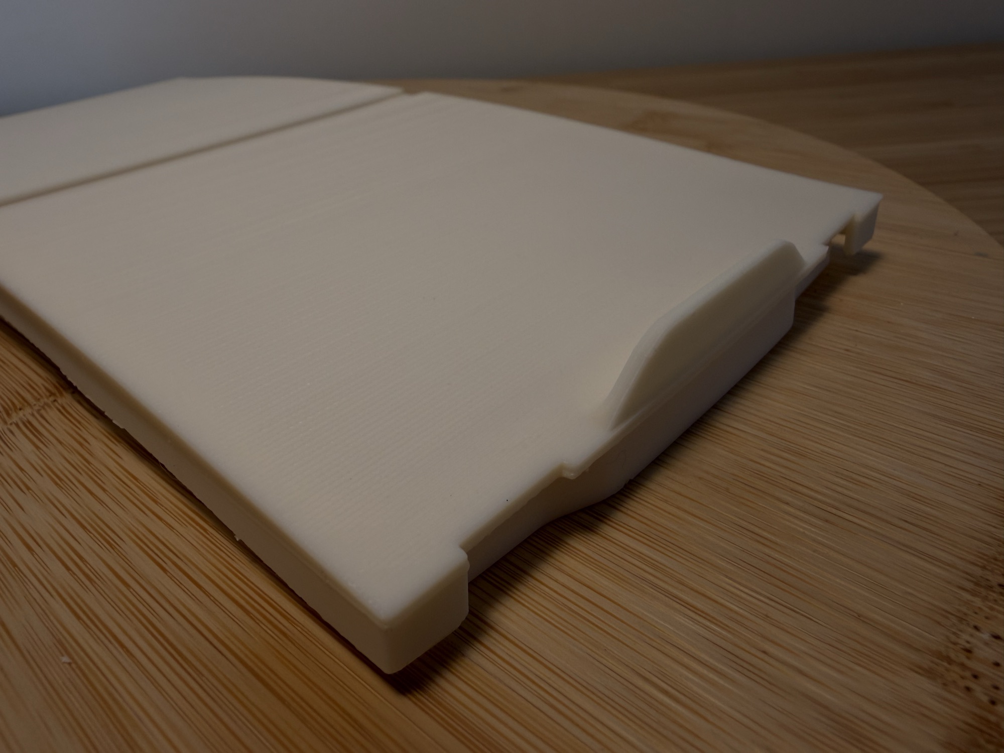 Close-up of the new lid's shaped edge.